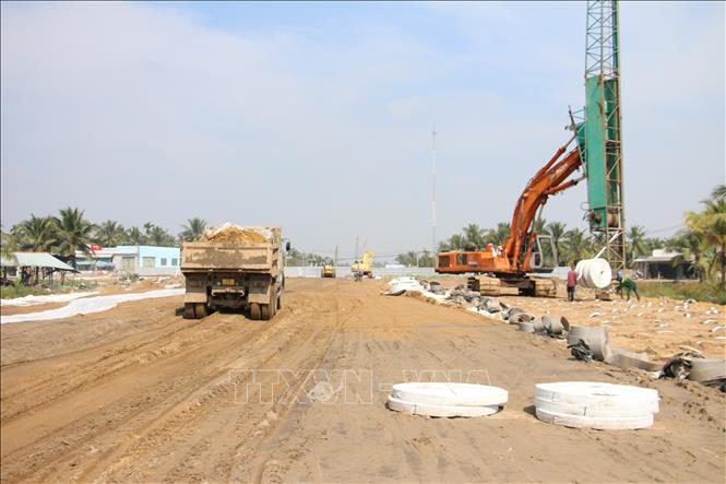 Trong ảnh: Thi công gói thầu XL.05, trải vải địa, đắp cát nền đường. Ảnh: Công Trí-TTXVN 
