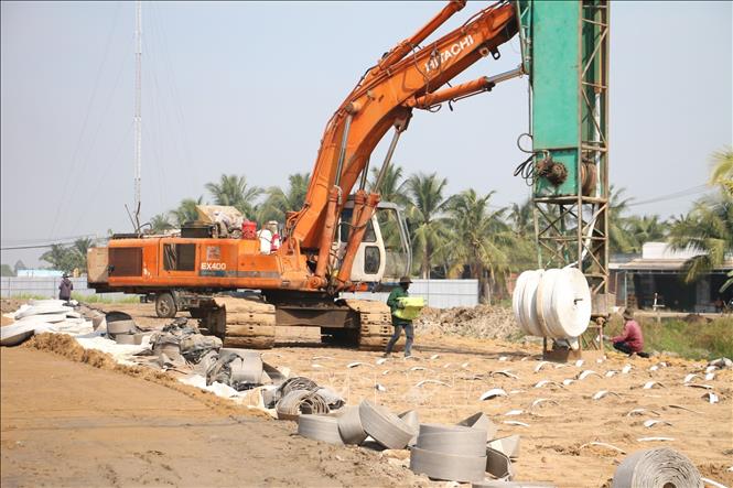 Trong ảnh: Thi công gói thầu XL.05, trải vải địa, đắp cát nền đường. Ảnh: Công Trí-TTXVN 
