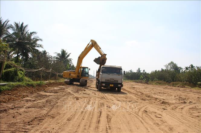 Trong ảnh: Thi công gói thầu XL.05, trải vải địa, đắp cát nền đường. Ảnh: Công Trí-TTXVN 
