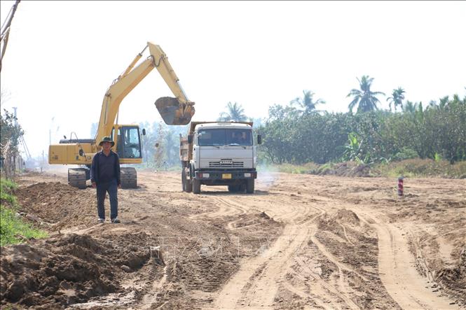 Trong ảnh: Thi công gói thầu XL.05, trải vải địa, đắp cát nền đường. Ảnh: Công Trí-TTXVN 
