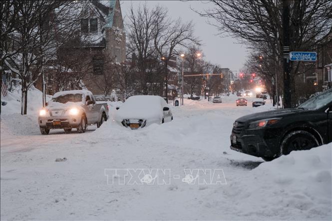 Tuyết phủ trắng trên nhiều tuyến phố ở Buffalo, New York, Mỹ, ngày 26/12/2022. Ảnh: AFP/TTXVN
