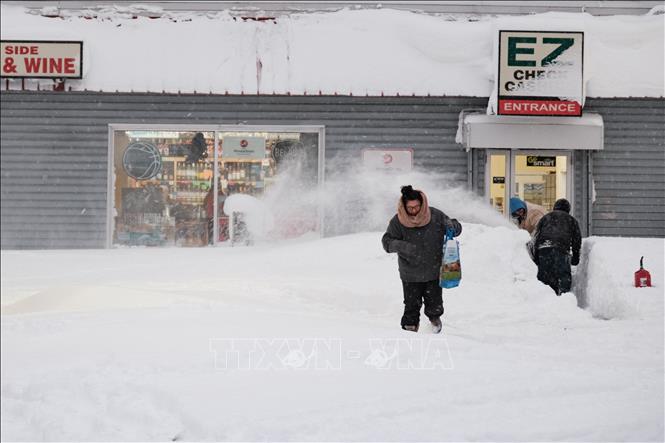 Tuyết phủ trắng trên nhiều tuyến phố ở Buffalo, New York, Mỹ, ngày 26/12/2022. Ảnh: AFP/TTXVN
