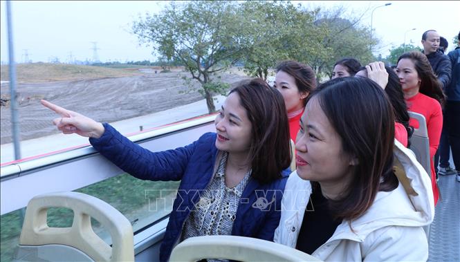 Trong ảnh: Du khách trải nghiệm trên tuyến xe buýt 2 tầng. Ảnh: Thùy Dung - TTXVN