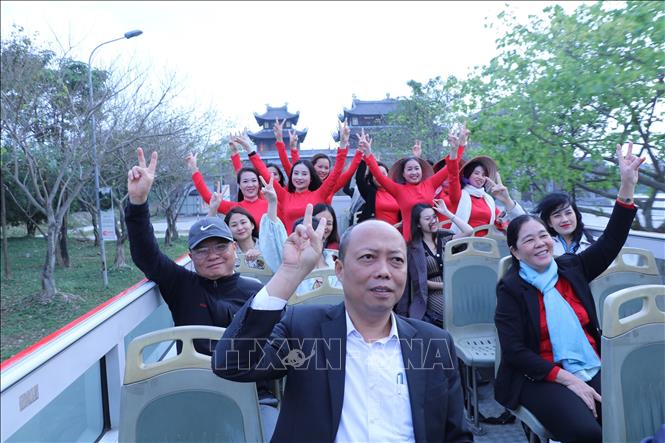 Trong ảnh: Du khách trải nghiệm trên tuyến xe buýt 2 tầng. Ảnh: Thùy Dung - TTXVN