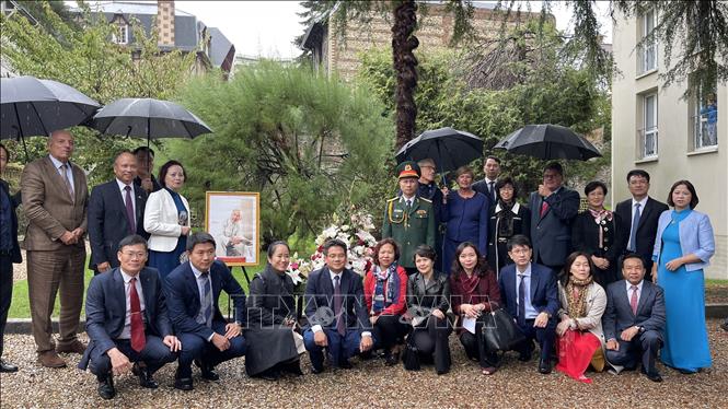 The Vietnamese Embassy in France organises a trip to Sainte Adresse city, where late President Ho Chi Minh lives and works from 1911-1912. VNA Photo: Nguyễn Thu Hà 
