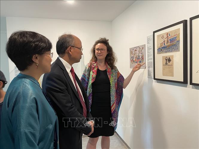 An exhibition of 150 art works and objects of exiled Vietnamese King Ham Nghi (1870-1947) at Nice Museum for Asian Arts in France. VNA Photo: Nguyễn Thu Hà 