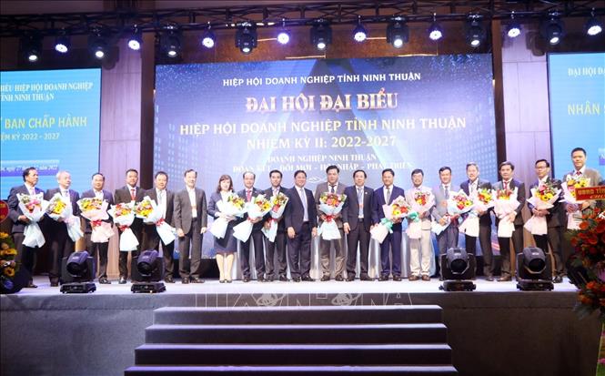 Ban chấp hành Hiệp hội doanh nghiệp tỉnh Ninh Thuận nhiệm kỳ II, năm 2022 – 2027 ra mắt đại hội. Ảnh: Công Thử - TTXVN