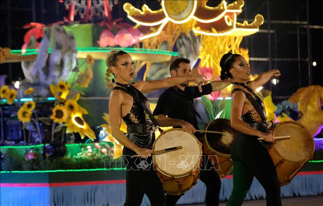 International dancers bring a lively atmosphere with their performance. VNA Photo: Nguyễn Dũng