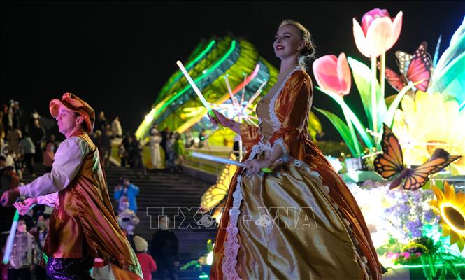 International dancers bring energy and entertainment to the street carnival. VNA Photo: Nguyễn Dũng
