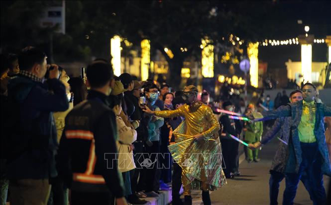 Thousands of locals and visitors gather around Lam Vien square and the streets of Da Lat to watch the carnival. VNA Photo: Nguyễn Dũng