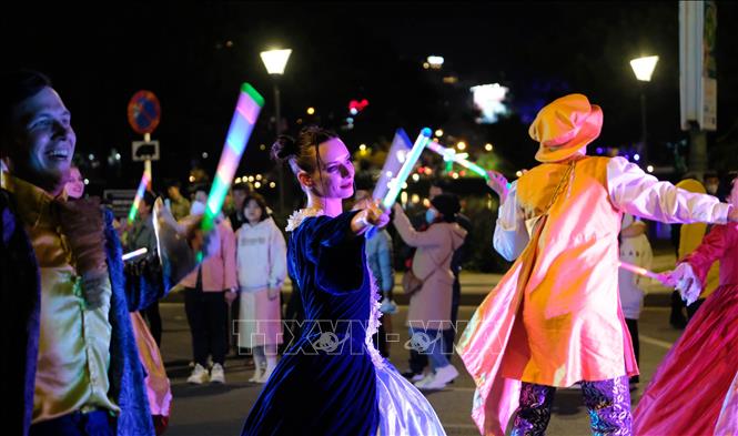 International dancers bring energy and entertainment to the street carnival. VNA Photo: Nguyễn Dũng