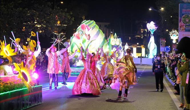 The street carnival at night brings a lively atmosphere to the Central Highlands city of Da Lat. VNA Photo: Nguyễn Dũng