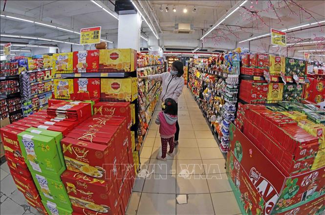 Trong ảnh: Khách hàng mua sắm tại siêu thị Winmart Võ Thị Sáu, Hà Nội. Ảnh: Trần Việt - TTXVN