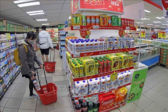 Trong ảnh: Khách hàng mua sắm tại siêu thị Winmart Võ Thị Sáu, Hà Nội. Ảnh: Trần Việt - TTXVN
