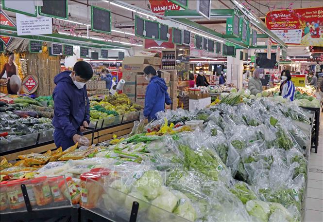 Trong ảnh: Khách hàng mua sắm tại siêu thị Winmart Võ Thị Sáu, Hà Nội. Ảnh: Trần Việt - TTXVN