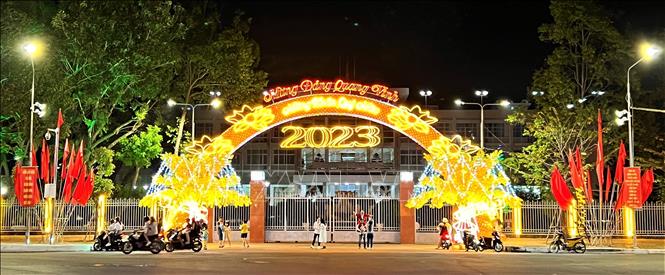 Light decorations at the Can Tho municipal People’s Committee. VNA Photo: Ánh Tuyết