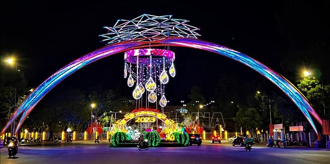 Light decorations on Can Tho streets. VNA Photo: Ánh Tuyết