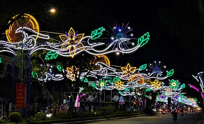 Light decorations on Can Tho streets. VNA Photo: Ánh Tuyết