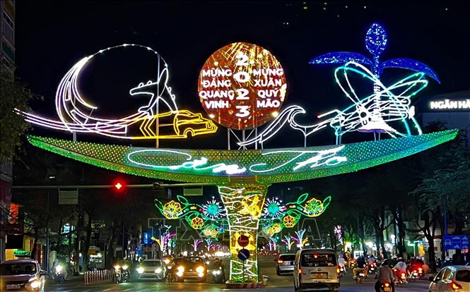 Light decorations on Can Tho streets. VNA Photo: Ánh Tuyết
