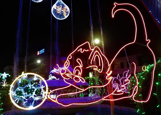 A cat motif light decoration to welcome the Lunar New Year - Year of the Water Cat. VNA Photo: Ánh Tuyết