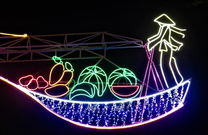 Light decorations on Can Tho streets. VNA Photo: Ánh Tuyết