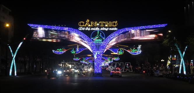 Light decorations on Can Tho streets. VNA Photo: Ánh Tuyết
