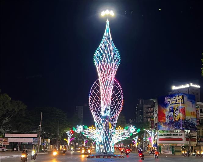 Light decorations on Can Tho streets in front of Le Huu Phuoc park. VNA Photo: Ánh Tuyết