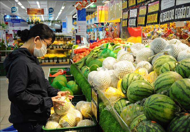 Trong ảnh: Người dân mua hàng tại Co.opmart Rạch Giá, thành phố Rạch Giá (Kiên Giang). Ảnh: Lê Huy Hải - TTXVN