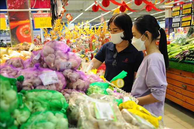 Trong ảnh: Người dân mua hàng tại Co.opmart Rạch Giá, thành phố Rạch Giá (Kiên Giang). Ảnh: Lê Huy Hải - TTXVN