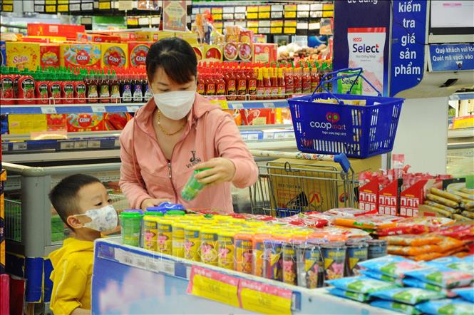 Trong ảnh: Người dân mua hàng tại Co.opmart Rạch Giá, thành phố Rạch Giá (Kiên Giang). Ảnh: Lê Huy Hải - TTXVN