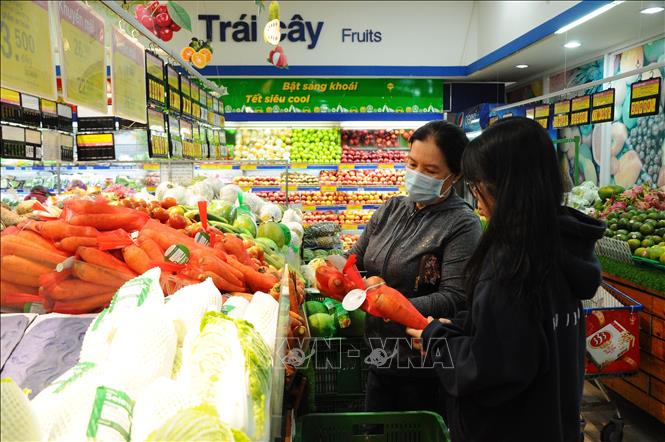 Trong ảnh: Người dân mua hàng tại Co.opmart Rạch Giá, thành phố Rạch Giá (Kiên Giang). Ảnh: Lê Huy Hải - TTXVN