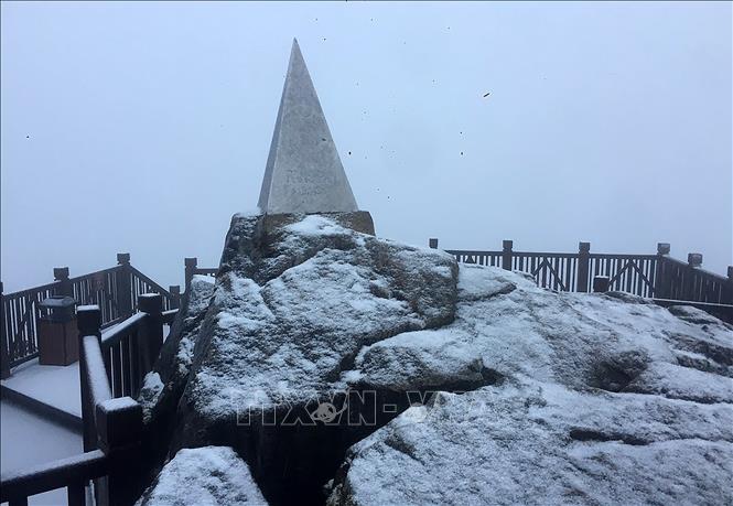 The snow rain lasted about three hours from 5am. Currently, snow is still falling heavily on the top of the 3,143-m mount. VNA Photo: Quốc Khánh
