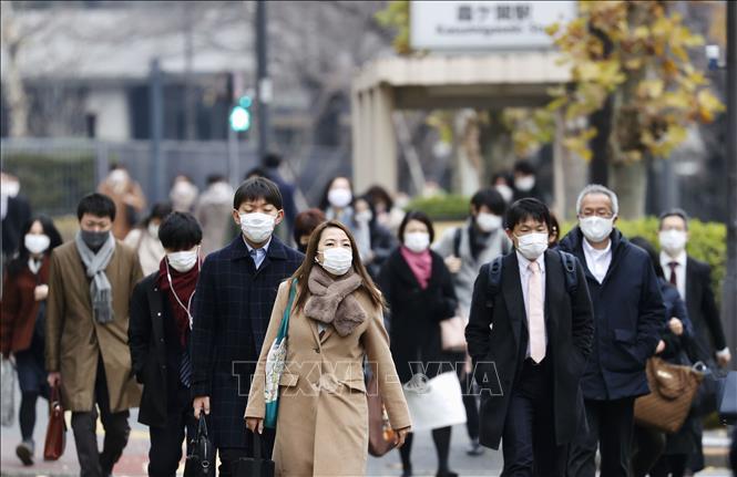 Người dân tới công sở trong ngày làm việc cuối cùng của năm 2022 tại Tokyo, Nhật Bản. Ảnh: Kyodo/TTXVN
