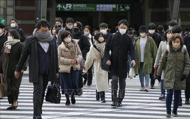 Người dân tới công sở trong ngày làm việc cuối cùng của năm 2022 tại Tokyo, Nhật Bản. Ảnh: Kyodo/TTXVN
