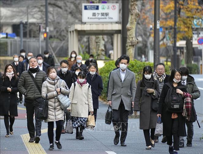 Người dân tới công sở trong ngày làm việc cuối cùng của năm 2022 tại Tokyo, Nhật Bản. Ảnh: Kyodo/TTXVN