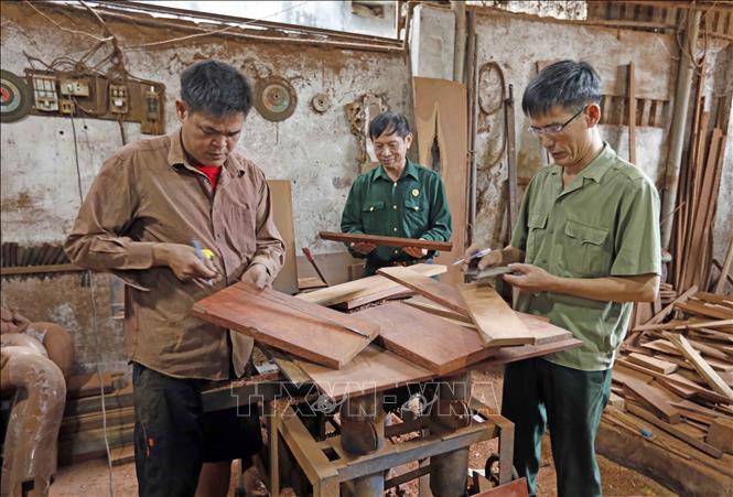 Trong ảnh: Được vay vốn từ chương trình giải quyết việc làm, gia đình ông Nguyễn Văn Duy ở thôn Hà Khê, xã Vân Hà, huyện Đông Anh, Hà Nội có điều kiện mua thêm máy móc, làm nghề mộc dân dụng thu hút nhiều lao động. Ảnh: Trần Việt - TTXVN