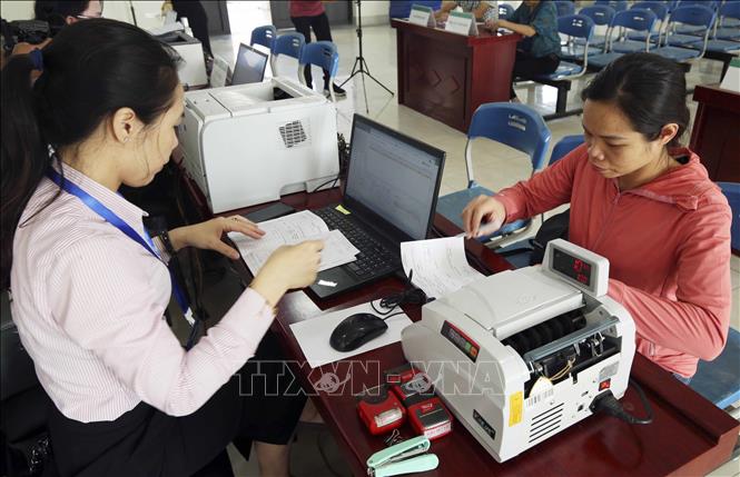 Trong ảnh: Một buổi giao dịch cho vay tại điểm giao dịch xã Đông Hội, huyện Đông Anh, Hà Nội. Ảnh: Trần Việt - TTXVN