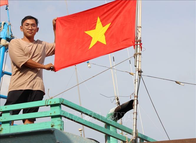 Ngư dân huyện Trần Đề (Sóc Trăng) treo cờ Tổ quốc trên tàu và xem đây là trách nhiệm trong việc bảo vệ chủ quyền biển đảo thiêng liêng của dân tộc. Ảnh: Nhật Bình - TTXVN
