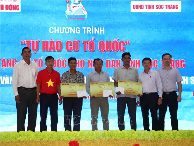 Đại diện lãnh đạo các sở, ngành tỉnh Sóc Trăng, Báo Người Lao Động và UBND huyện Trần Đề trao tặng quà cho văn nghệ sĩ tiêu biểu tỉnh Sóc Trăng. Ảnh: Nhật Bình - TTXVN