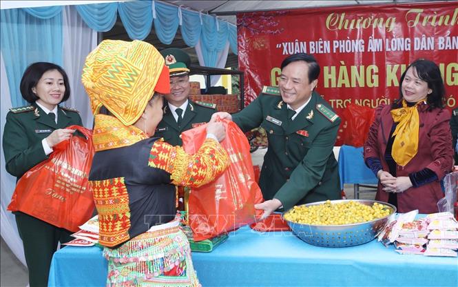 Bộ đội Biên phòng tỉnh Lạng Sơn tổ chức gian hàng 0 đồng cho nhân dân 3 xã Cao Lâu, Xuất Lễ, Mẫu Sơn của huyện Cao Lộc tại Chương trình. Ảnh: Anh Tuấn – TTXVN
