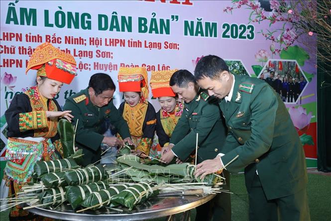 Gói Bánh Chưng trong chương trình Xuân Biên phòng - Ấm lòng dân bản năm 2023 của Đồn Biên phòng Ba Sơn. Ảnh: Anh Tuấn – TTXVN