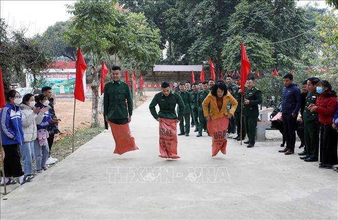 Thi nhảy bao bố trong chương trình Xuân Biên phòng - Ấm lòng dân bản năm 2023 của Đồn Biên phòng Ba Sơn. Ảnh: Anh Tuấn – TTXVN