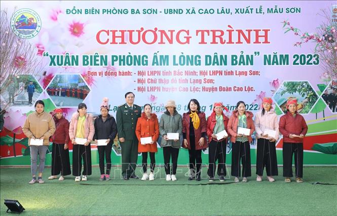 Trao quà cho phụ nữ mang thai và nuôi con nhỏ tại Chương trình. Ảnh: Anh Tuấn – TTXVN