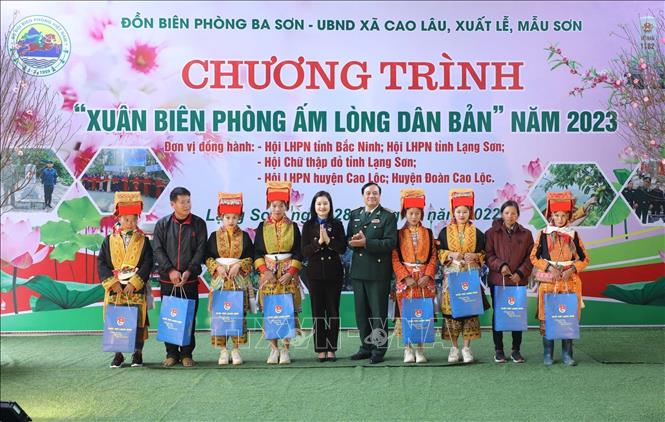 Tỉnh Đoàn Lạng Sơn trao quà cho các gia đình 3 xã Cao Lâu, Xuất Lễ, Mẫu Sơn của huyện Cao Lộc tại Chương trình. Ảnh: Anh Tuấn – TTXVN