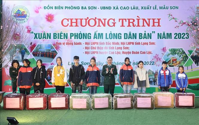 Bộ chỉ huy Bộ đội Biên phòng tỉnh Lạng Sơn tặng quà các học sinh thuộc diện “Nâng bước em tới trường” tại Chương trình. Ảnh: Anh Tuấn – TTXVN