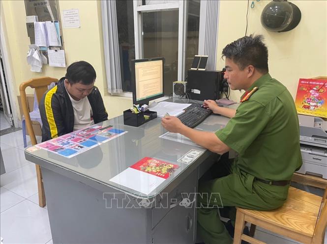 Đối tượng Từ Thanh Tùng gây ra vụ cướp ở ngân hàng Agribank tại huyện Vĩnh Cửu bị bắt giữ. Ảnh: TTXVN phát
