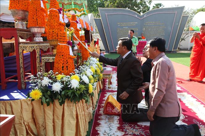 A ceremony is held in Vientiane province to commemorate heroes and martyrs of the Laos-Vietnam combat alliance who laid down their lives on the Keun battlefield in 1946. VNA Photo: Đỗ Bá Thành