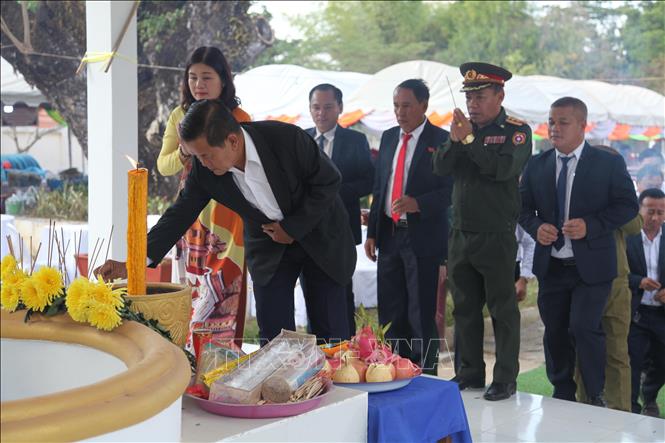 A ceremony is held in Vientiane province to commemorate heroes and martyrs of the Laos-Vietnam combat alliance who laid down their lives on the Keun battlefield in 1946. VNA Photo: Đỗ Bá Thành