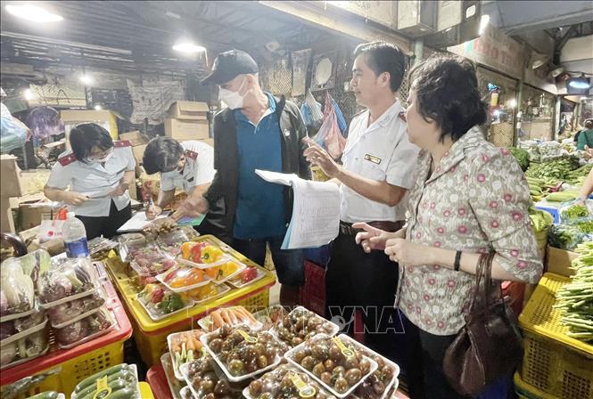 Trong ảnh: Đoàn kiểm tra Ban Quản lý an toàn thực phẩm Thành phố Hồ Chí Minh kiểm tra rau củ quả tại chợ đầu mối nông sản Thủ Đức. Ảnh: TTXVN phát