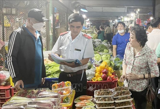 Trong ảnh: Đoàn kiểm tra Ban Quản lý an toàn thực phẩm Thành phố Hồ Chí Minh kiểm tra rau củ quả tại chợ đầu mối nông sản Thủ Đức. Ảnh: TTXVN phát